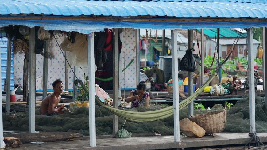 Cuộc sống mưu sinh đắp đổi qua ngày. (Ảnh: Trần Long/Vietnam+)