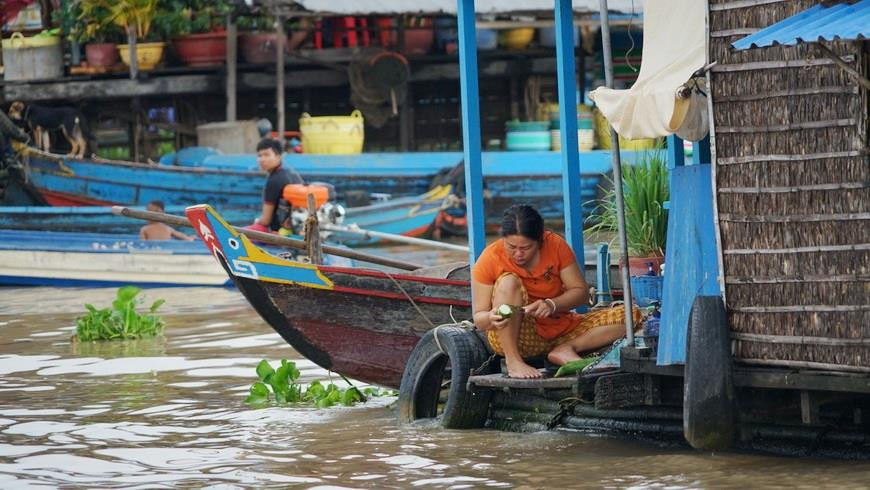 Đoàn công tác liên ngành đã chia sẻ những khó khăn của bà con, trao đổi một số phương hướng chuyển đổi nghề nghiệp, đặc biệt là việc chăm lo học hành, cải thiện tương lai của trẻ em trong cộng đồng. (Ảnh: Trần Long/Vietnam+)