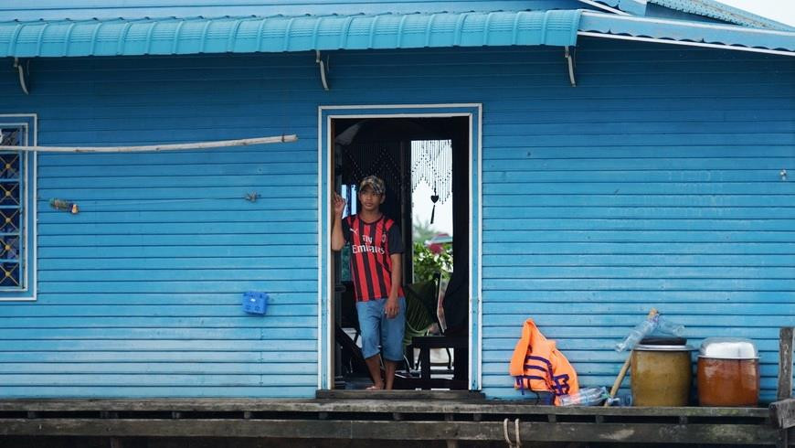 Đây là những hộ dân sắp phải di dời lên đất liền. (Ảnh: Trần Long/Vietnam+)