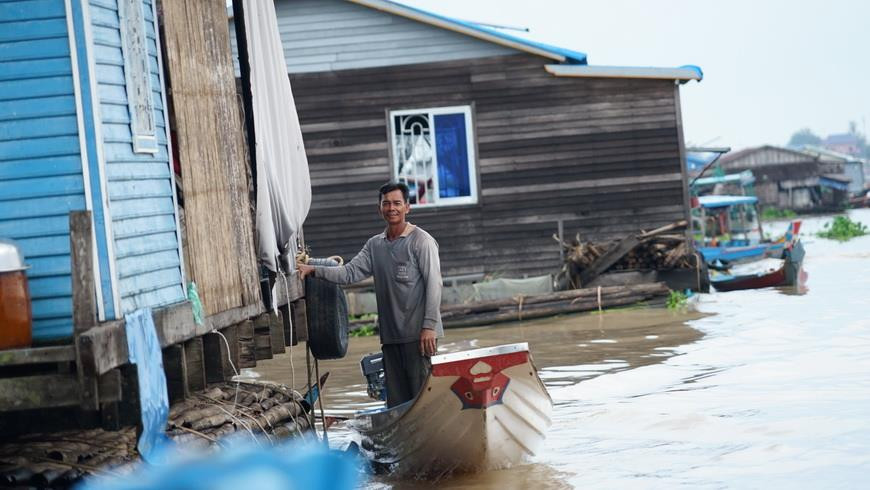 Nghề khai thác cá ngày một thất thu do nguồn cá ở khu vực Biển Hồ mỗi năm một giảm, tình hình chăm sóc sức khỏe-y tế bị ảnh hưởng nghiêm trọng do môi trường bị ô nhiễm. (Ảnh: Trần Long/Vietnam+)