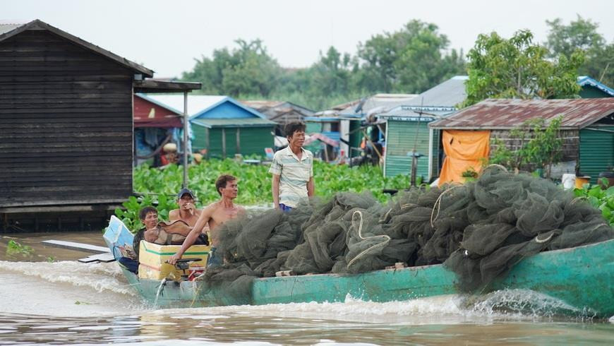 Nghề chài lưới của người gốc Việt trên Biển Hồ rất vất vả do nguồn cá ngày một ít đi. (Ảnh: Trần Long/Vietnam+)