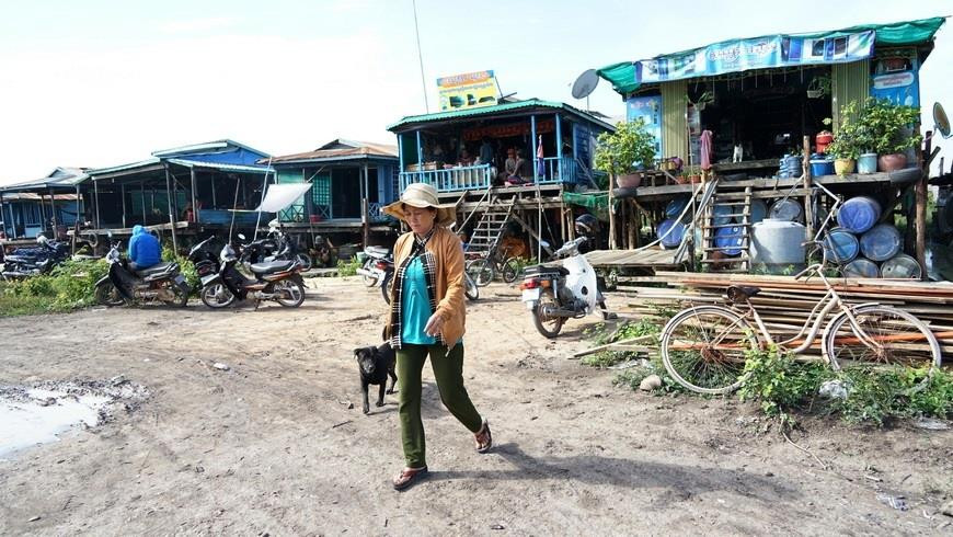  Chính quyền tỉnh Kampong Chhnag xác nhận chủ trương không để người dân sinh sống trên bè gây ô nhiễm sông, bè nổi chỉ để nuôi cá. (Ảnh: Trần Long/Vietnam+)