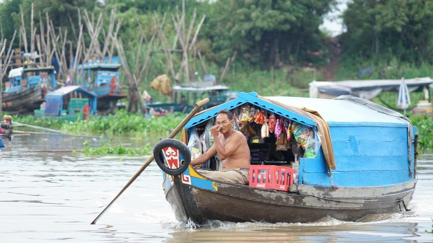 Toàn tỉnh có khoảng khoảng 2.050 hộ sống trên sông, trong số này có khoảng 1.500 hộ làm nghề đánh bắt cá, khoảng 550 hộ làm nghề mua bán, chăn nuôi cá. (Ảnh: Trần Long/Vietnam+)