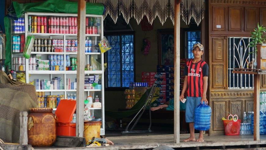 Một tiệm tạp hóa trên bè nổi tại khu nhà bè thuộc tổ Chung Koh, phường Phsar Chhnang. (Ảnh: Trần Long/Vietnam+)