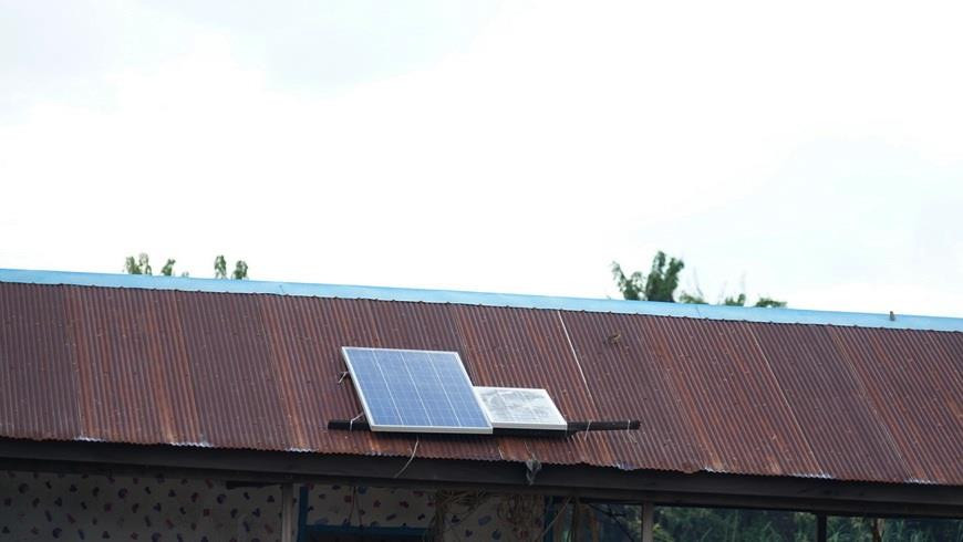 Lác đác một số hộ gia đình lắp pin năng lượng mặt trời trên mái nhà. (Ảnh: Trần Long/Vietnam+)