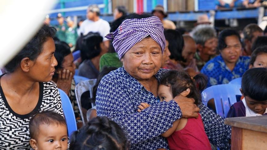 Đại diện Bộ Ngoại giao Việt Nam trong đoàn công tác liên ngành đề nghị phía Campuchia tạo điều kiện tối đa cho cuộc sống của bà con người gốc Việt tại khu tái định cư tạm thời về hạ tầng, chăm sóc y tế và giáo dục. (Ảnh: Trần Long/Vietnam+)