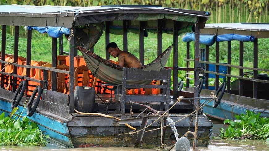 Từ ngày 22-24/5, đoàn công tác liên ngành gồm đại diện các Bộ Ngoại giao, Bộ Công an, Bộ Tài chính, Bộ Kế hoạch-Đầu tư, Bộ Nông nghiệp và Phát triển nông thôn đã đi thăm và tặng quà cho bà con người gốc Việt tại khu nhà bè thuộc tổ Chung Koh, phường Phsar Chhnang và khu tái định cư tạm thời tại xã Chnoc Trou, huyện Boribour (Kampong Chhnang). (Ảnh: Trần Long/Vietnam+)