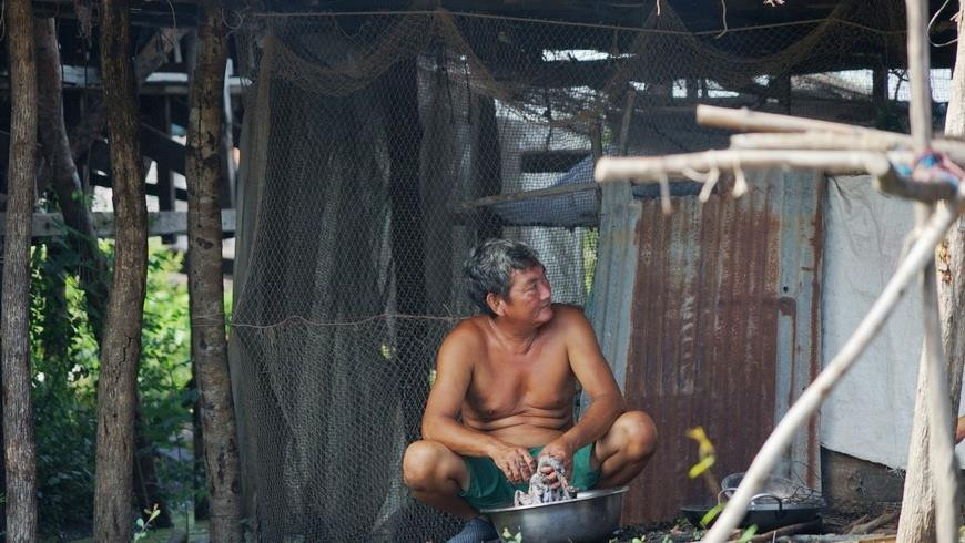 Hiện tại, tổng số hộ bà con đã di dời lên đất liền (khu vực trong trong tình trạng mùa mưa sẽ bị ngập) khoảng 1.068 hộ, số hộ còn sống trên bè cá là 641 hộ, trong khi một số hộ đã về Việt Nam sinh sống. (Ảnh: Trần Long/Vietnam+)