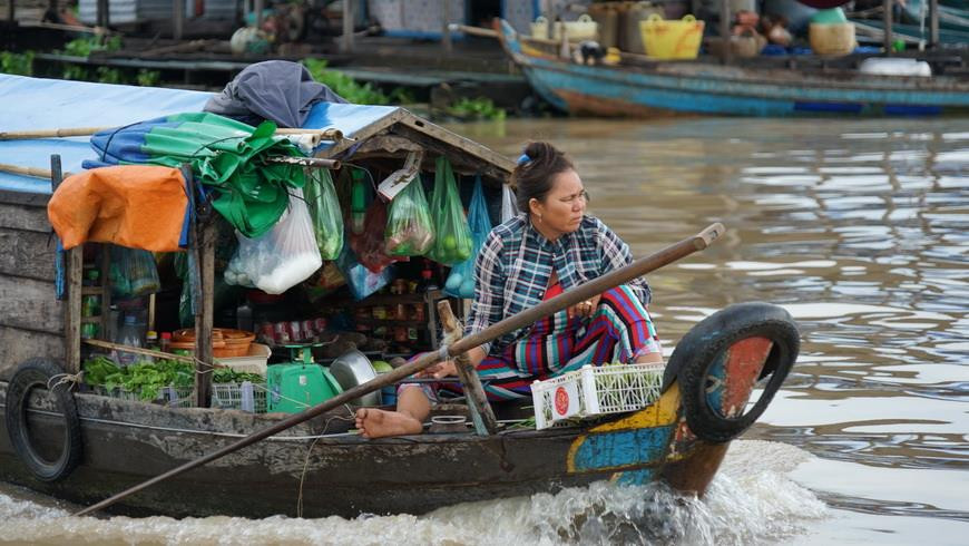 Buôn bán để mưu sinh trên thuyền của một người gốc Việt. (Ảnh: Trần Long/Vietnam+)