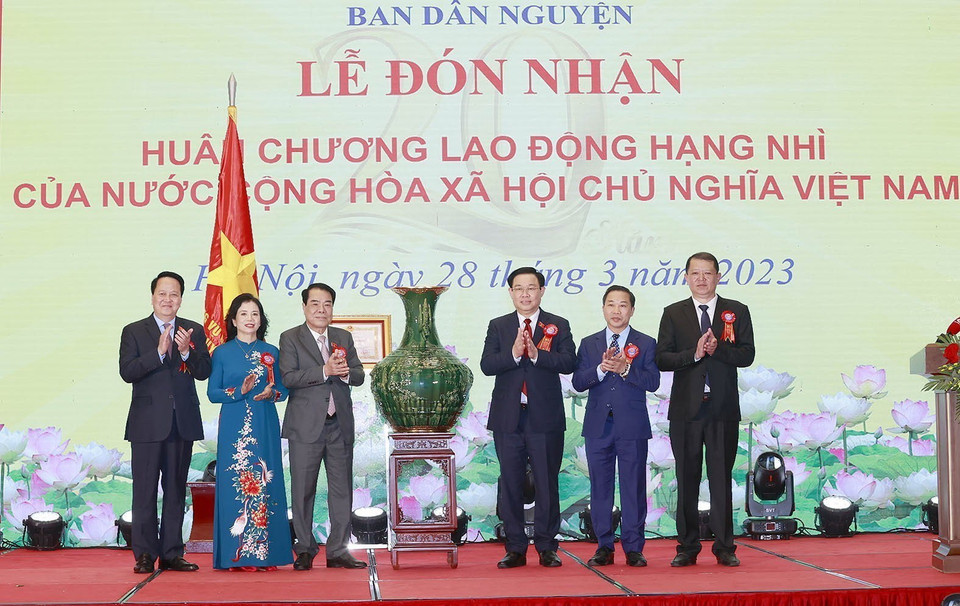 Chủ tịch Quốc hội Vương Đình Huệ tặng vật phẩm lưu niệm cho Ban Dân nguyện. (Ảnh: Doãn Tấn/TTXVN)