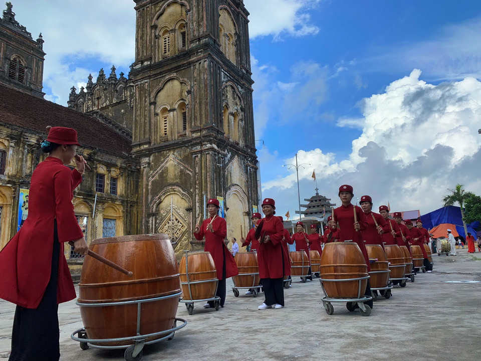 Đội trống địa phương là những nông dân thuộc giáo phận Bùi Chu. (Ảnh: Xuân Mai/Vietnam+)