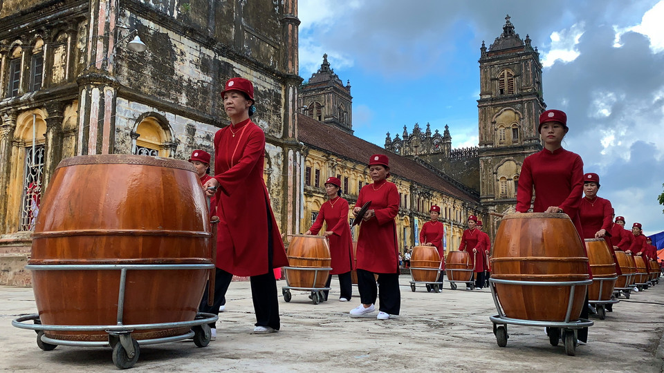 Trước khi diễn ra chính lễ, đội trống thường phải tập dượt khoảng nửa tháng đến một tháng. (Ảnh: Xuân Mai/Vietnam+)