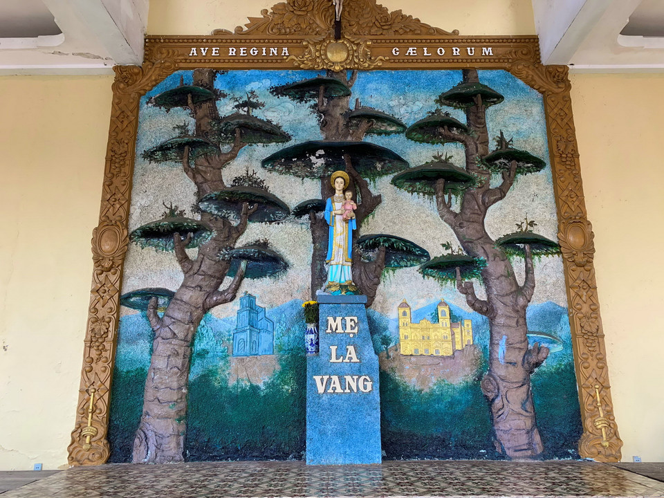 Biểu tượng Đức mẹ La Vang đối diện nhà thờ Bùi Chu. (Ảnh: Xuân Mai/Vietnam+)