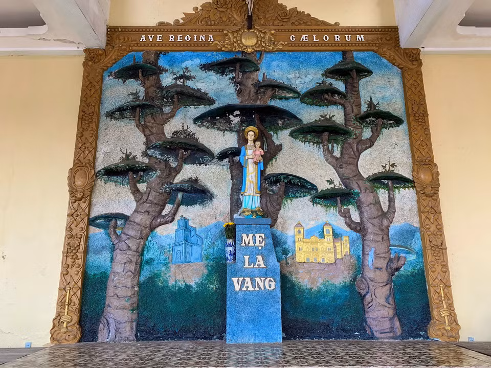 Biểu tượng Đức mẹ La Vang đối diện nhà thờ Bùi Chu. (Ảnh: Xuân Mai/Vietnam+)