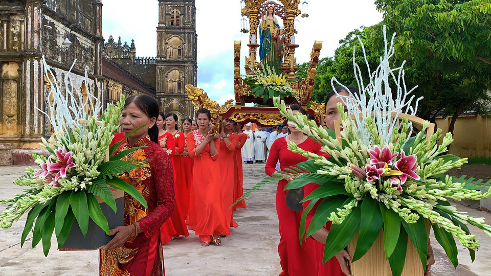 Kiệu rước thánh nữ Monica. (Ảnh: Xuân Mai/Vietnam+)