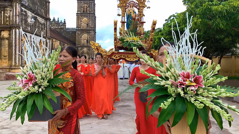 Kiệu rước thánh nữ Monica. (Ảnh: Xuân Mai/Vietnam+)