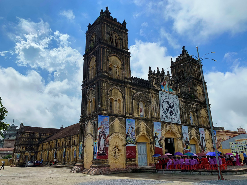 Xây dựng theo phong cách kiến trúc Baroque dưới thời Pháp thuộc năm 1885, nhà thờ Bùi Chu có chiều dài 78m, rộng 22m, cao 15m, hai tháp chuông cao 35m. (Ảnh: Xuân Mai/Vietnam+)