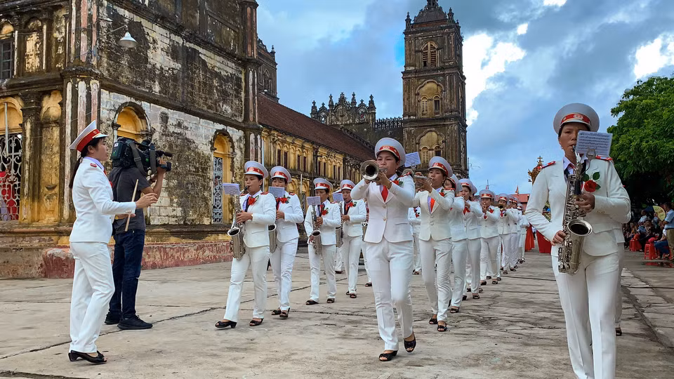 Đội kèn nữ hùng hậu này ngày thường vẫn chân lấm tay bùn với công việc đồng áng nhưng khi có lễ, họ không khác nào những nghệ sỹ thực thụ. (Ảnh: Xuân Mai/Vietnam+)