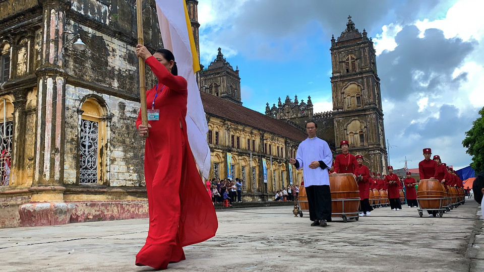 Ngoài Đức Cha chủ tế còn có 15 Cha đồng tế và khoảng 7.000 các bà mẹ tham dự sự kiện. (Ảnh: Xuân Mai/Vietnam+)