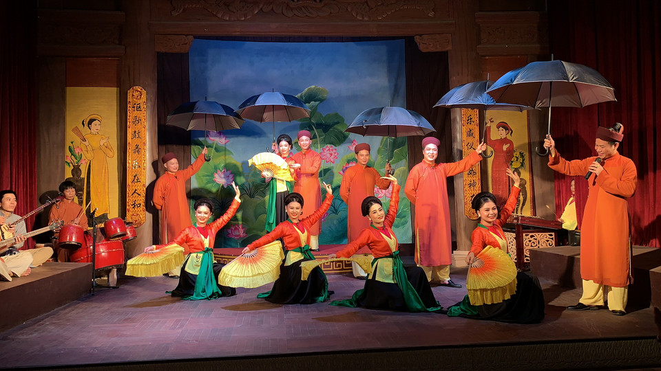 Với lòng đam mê, yêu nghề, yêu tiếng trống và những làn điệu chèo mượt mà, thiết tha của một bộ môn nghệ thuật giàu truyền thống, những nghệ sỹ đất thành Nam vẫn đang nỗ lực gắn bó với nghề trên sân khấu Nhà hát Chèo Nam Định. (Ảnh: Xuân Mai/Vietnam+)