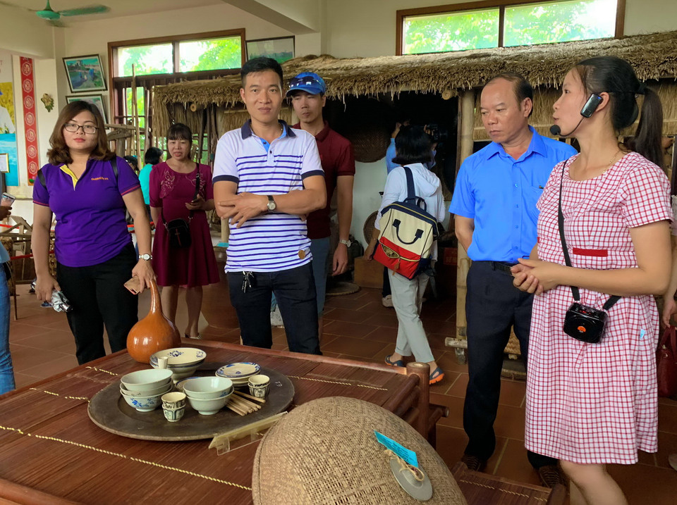 Du khách trải nghiệm không gian bảo tàng. (Ảnh: Xuân Mai/Vietnam+)