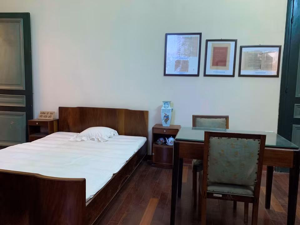 Đặc biệt, Bảo tàng còn trưng bày những hiện vật quý về Chủ tịch Hồ Chí Minh sau những lần Người về thăm và làm việc tại Nhà máy Dệt Nam Định. (Ảnh: Xuân Mai/Vietnam+)