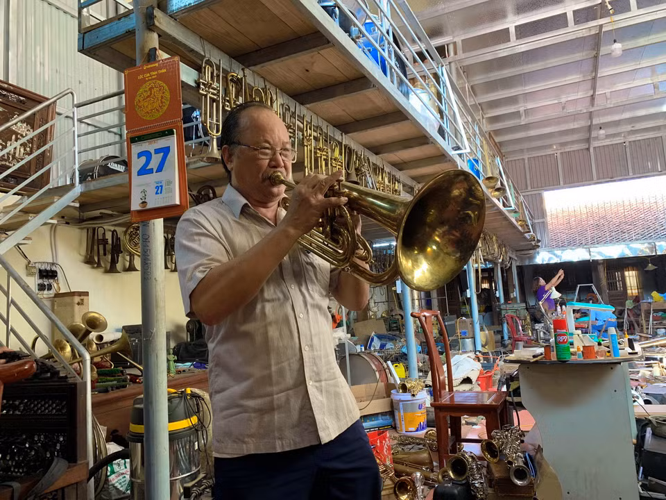 Ông Nguyễn Văn Cường là truyền nhân thứ 2 trong gia đình làm nghề kèn đồng có tiếng ở làng. Ông Cường cho biết, những ống đồng được cán phẳng, gò tay thành một chiếc kèn và chỉ sử dụng máy uốn tự chế, máy tiện cho các chi tiết và công đoạn khó. Tới nay, thế hệ tứ tư trong gia đình ông Cường vẫn tiếp tục nối nghiệp cha ông. (Ảnh: Xuân Mai/Vietnam+)