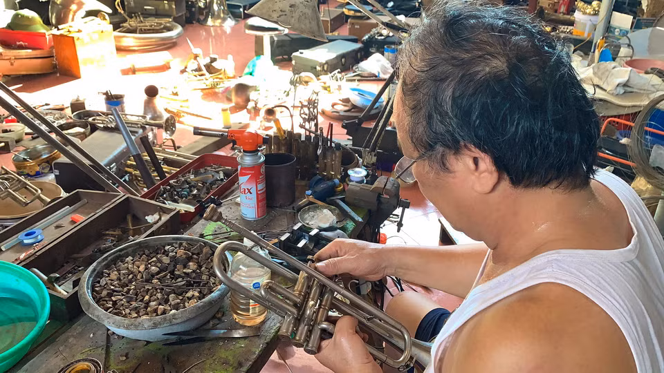 Đến thành Nam không thể không ghé chân đến làng nghề Kèn đồng Phạm Pháo nổi tiếng. Không chỉ sử dụng thành thạo kèn Tây, người làng Phạm Pháo còn nắm được kỹ thuật sửa kèn, thậm chí có thể sản xuất để rồi hình thành làng nghề làm kèn đồng ở xã Hải Minh, huyện Hải Hậu, tỉnh Nam Định đã hơn 70 năm nay. (Ảnh: Xuân Mai/Vietnam+)