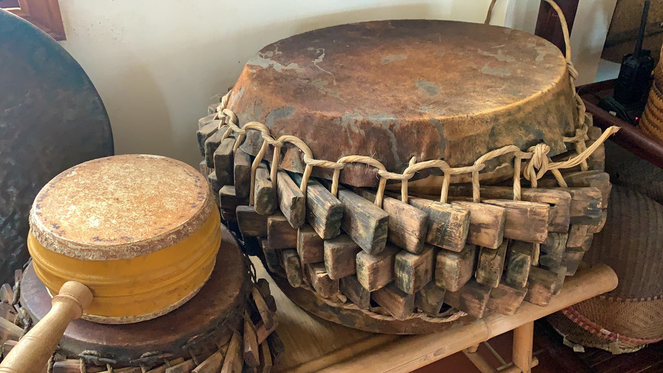 Những chiếc trống cổ. (Ảnh: Xuân Mai/Vietnam+)