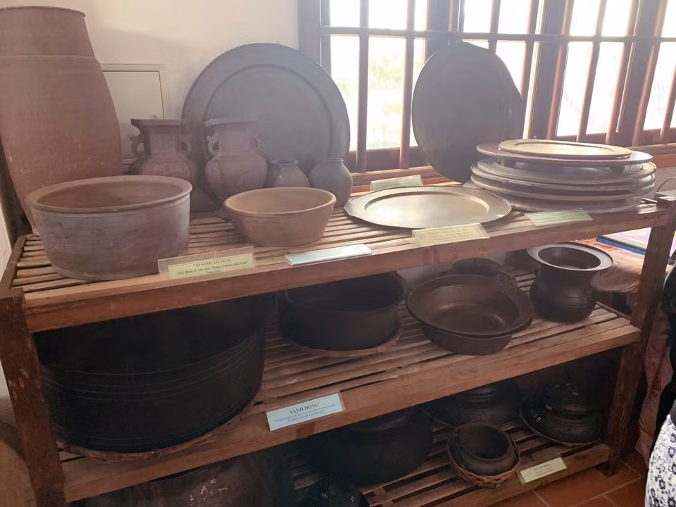 Hình ảnh các vật dụng trong cuộc sống lao động, sinh hoạt của các tầng lớp dân cư vùng đồng bằng Bắc Bộ từ xưa đến nay được tái hiện trong không gian này, giúp du khách như được sống lại những ký ức của một thời xa xưa. (Ảnh: Xuân Mai/Vietnam+)
