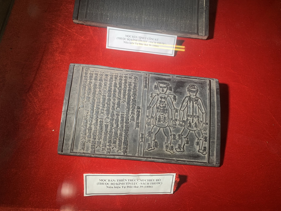 Các mộc bản quý có ý nghĩa quan trọng trong việc đánh giá quá trình tự chủ trong tư tưởng, văn hóa của dân tộc, giúp nghiên cứu sự phát triển về ngôn ngữ, hệ thống văn tự Việt, từ chỗ sử dụng chủ yếu chữ Hán sang coi trọng và chủ động sử dụng chữ Nôm, ngôn ngữ của người Việt ra đời từ thế kỷ XI. (Ảnh: M.Mai/Vietnam+)