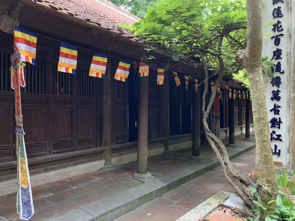 Về kiến trúc, Vĩnh Nghiêm là ngôi chùa lớn với bốn khối: Chùa Phật, nhà tổ, gác chuông hai tầng tám mái và nhà trai kiểu chuôi vồ. Nơi đây từng đặt làm Trung Ương Giáo hội Phật giáo Việt Nam, là nơi đào tạo tăng đồ và sắp đặt tăng chức trong cả nước. Từ lâu dân gian đã có câu ca khẳng định vị thế của chùa đối với Phật giáo nước nhà: 'Ai qua Yên Tử, Quỳnh Lâm/ Vĩnh Nghiêm chưa đến, thiền tâm chưa đành.' (Ảnh: M.Mai/Vietnam+)