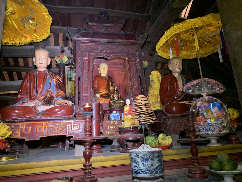 Nhà Tổ đệ Nhất là nơi thờ ba vị tổ sư của Thiền phái Trúc Lâm Yên Tử là Đức vua - Phật hoàng Trần Nhân Tông, Thiền sư Pháp Loa và Thiền sư Huyền Quang. Được bố cục mặt bằng theo lối chữ 'công' mang nét đặc trưng kiến trúc thời Lê Trung Hưng (TK XVIII), gồm 3 gian 2 chái Tiền đường, 2 gian Ống muống và 1 gian 2 chái Hậu cung, lớp ngói mũi hài theo cấu trúc 4 mái; diện tích nền tuy không lớn nhưng khá bề thế, trang nghiêm. (Ảnh: M.Mai/Vietnam+)