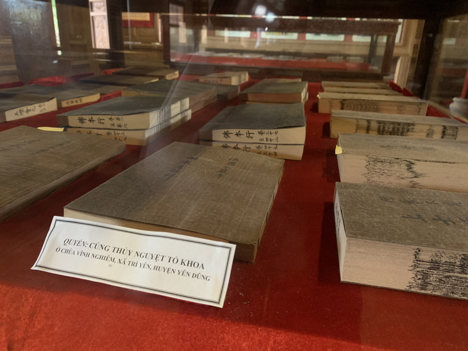 Những bản sách in từ mộc bản được trưng bày. (Ảnh: M.Mai/Vietnam+)
