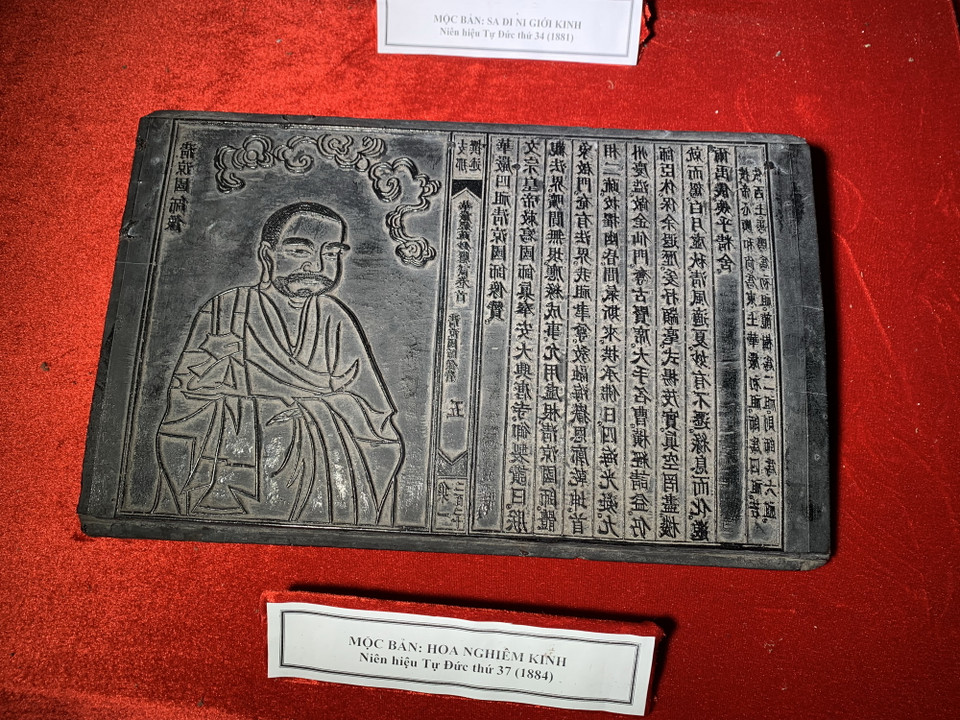 Theo các nhà nghiên cứu, 3.050 tấm mộc bản bằng chữ Hán và Nôm ở chùa Vĩnh Nghiêm, số ít bằng chữ Phạn được khắc từ thế kỷ XVII đến đầu thế kỷ XX. Nội dung trong mộc bản là các kinh, sách do Tam tổ Trúc Lâm là Trần Nhân Tông, Pháp Loa và Huyền Quang cùng các hệ phái kế tiếp biên soạn. (Ảnh: M.Mai/Vietnam+)