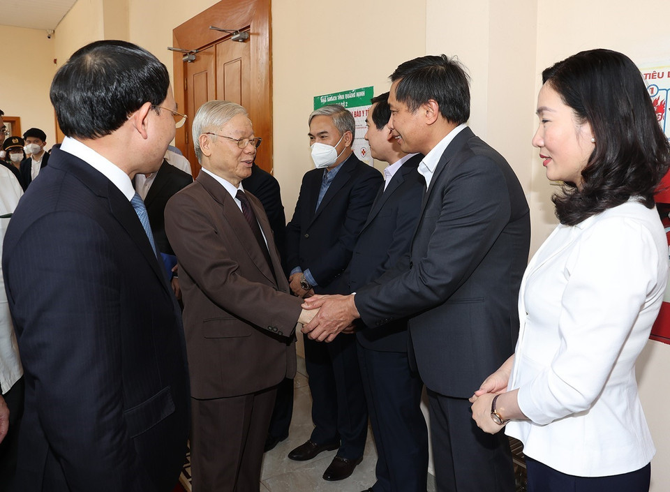 Tổng Bí thư Nguyễn Phú Trọng với các cán bộ trong Ban Thường vụ Tỉnh ủy và lãnh đạo chủ chốt tỉnh Quảng Ninh. (Ảnh: Trí Dũng/TTXVN)