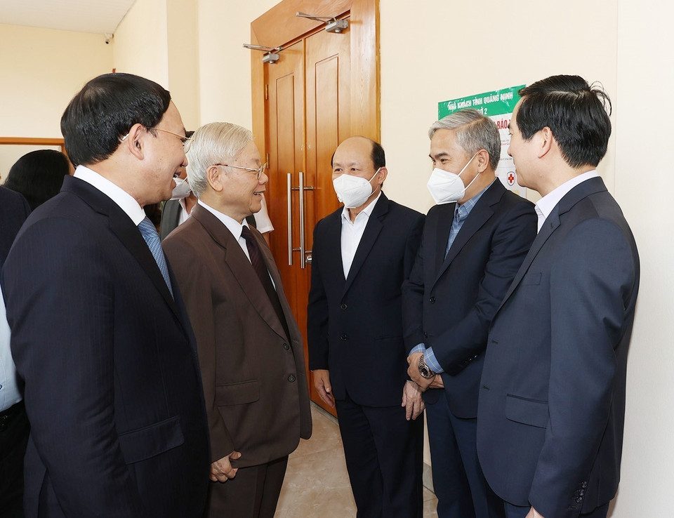 Tổng Bí thư Nguyễn Phú Trọng với các cán bộ trong Ban Thường vụ Tỉnh ủy và lãnh đạo chủ chốt tỉnh Quảng Ninh.(Ảnh: Trí Dũng/TTXVN)