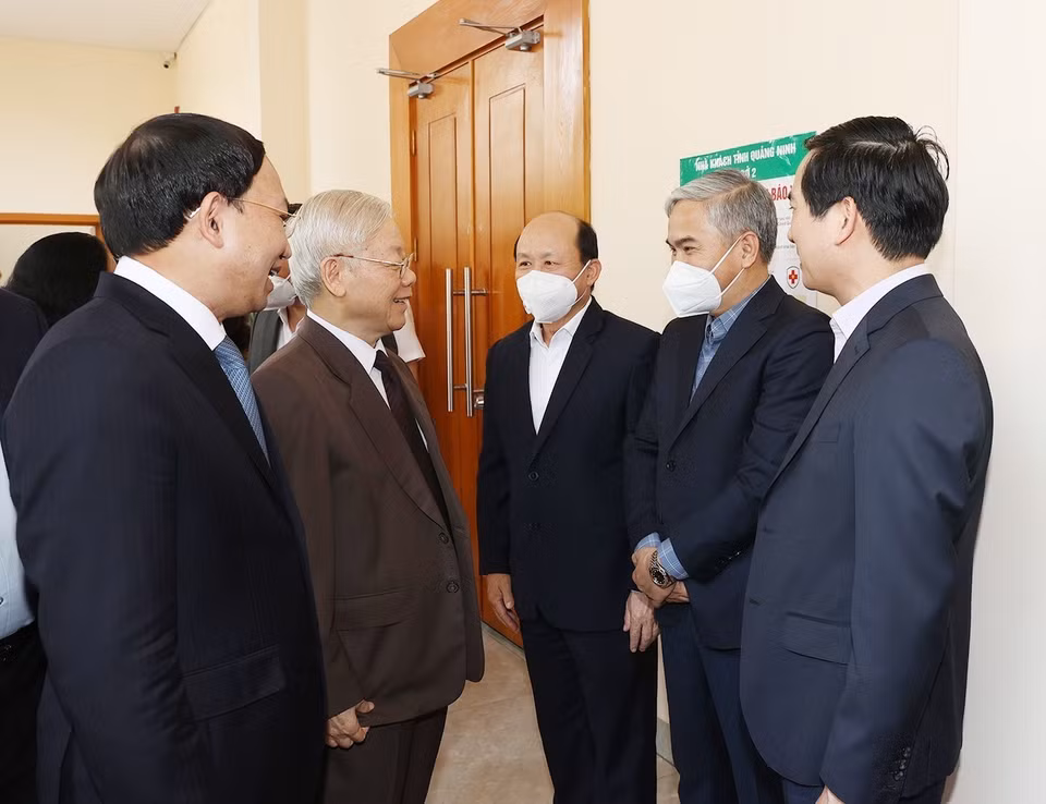 Tổng Bí thư Nguyễn Phú Trọng với các cán bộ trong Ban Thường vụ Tỉnh ủy và lãnh đạo chủ chốt tỉnh Quảng Ninh.(Ảnh: Trí Dũng/TTXVN)