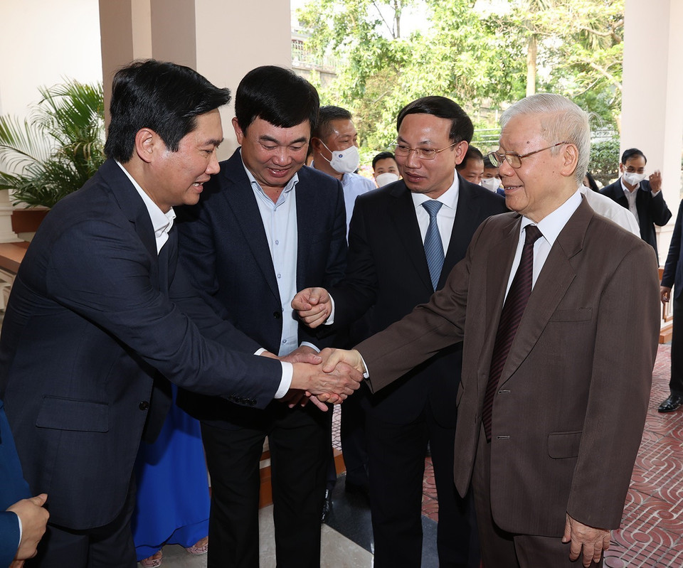 Tổng Bí thư Nguyễn Phú Trọng với lãnh đạo chủ chốt tỉnh Quảng Ninh. (Ảnh: Trí Dũng/TTXVN)