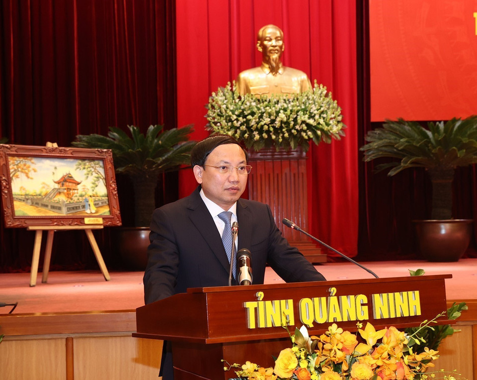 Ông Nguyễn Xuân Ký, Ủy viên Trung ương Đảng, Bí thư Tỉnh ủy, Chủ tịch Hội đồng Nhân dân tỉnh Quảng Ninh, trình bày báo cáo. (Ảnh: Trí Dũng/TTXVN)