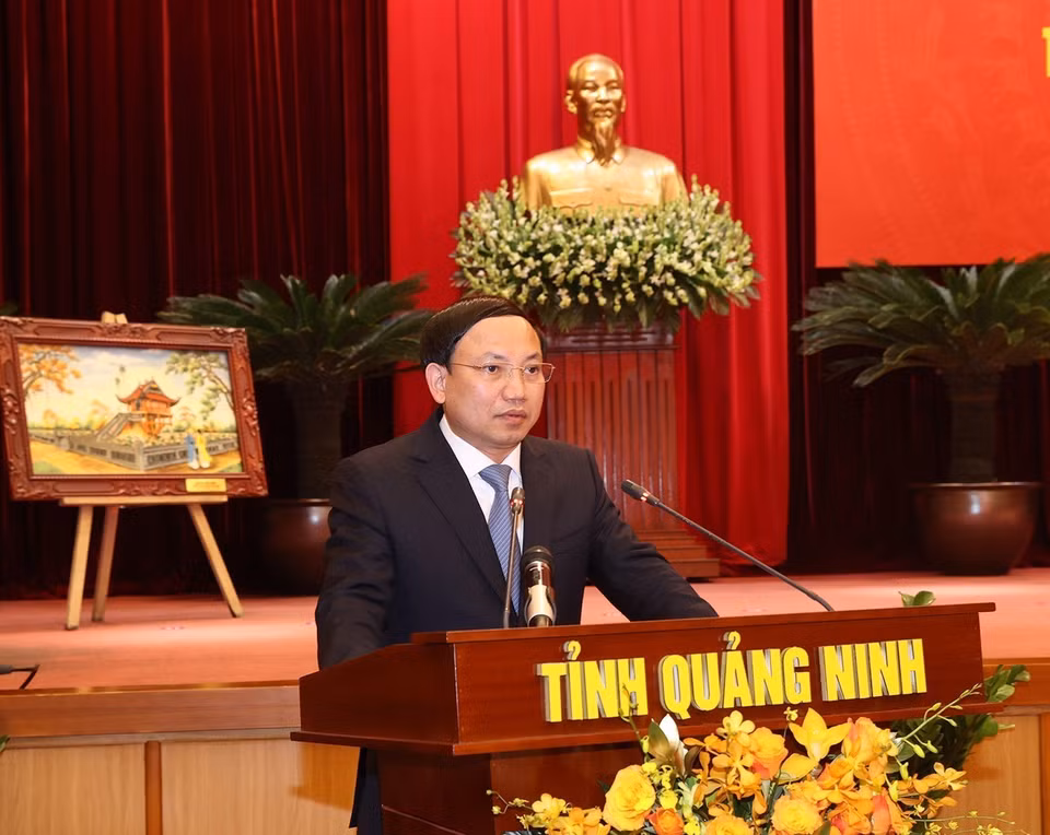Ông Nguyễn Xuân Ký, Ủy viên Trung ương Đảng, Bí thư Tỉnh ủy, Chủ tịch Hội đồng Nhân dân tỉnh Quảng Ninh, trình bày báo cáo. (Ảnh: Trí Dũng/TTXVN)