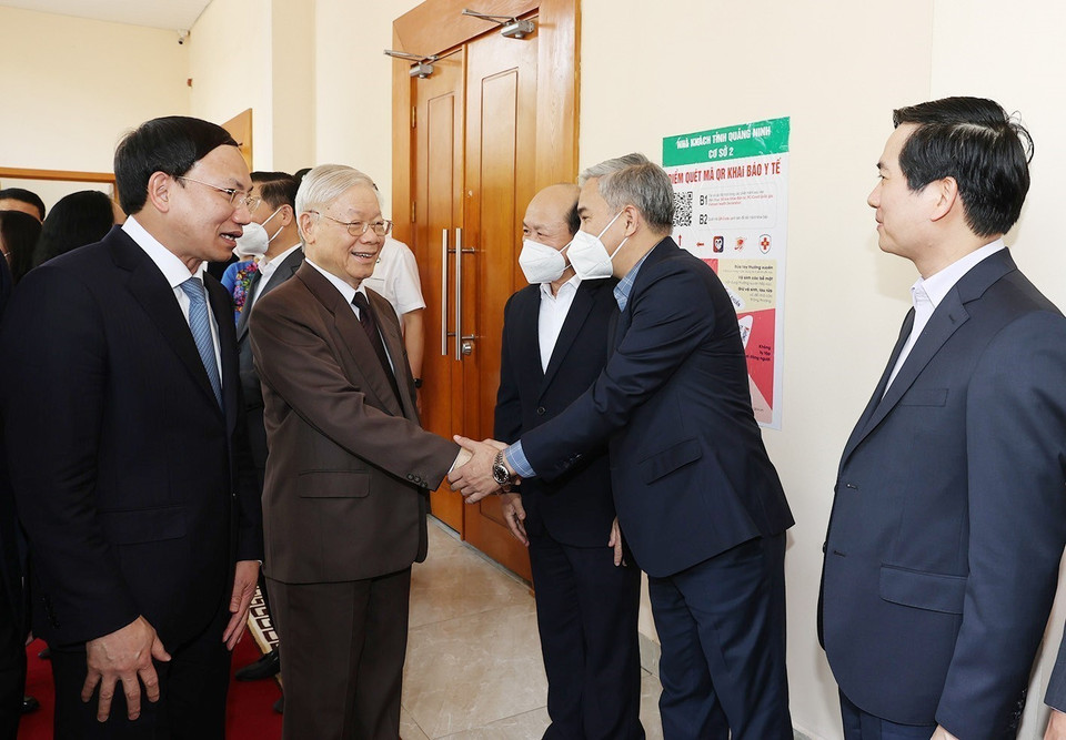 Tổng Bí thư Nguyễn Phú Trọng với các cán bộ trong Ban Thường vụ Tỉnh ủy và lãnh đạo chủ chốt tỉnh Quảng Ninh.(Ảnh: Trí Dũng/TTXVN)