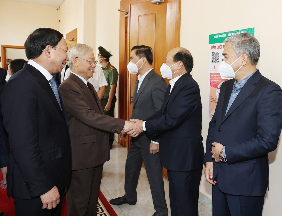 Tổng Bí thư Nguyễn Phú Trọng với các cán bộ trong Ban Thường vụ Tỉnh ủy và lãnh đạo chủ chốt tỉnh Quảng Ninh. (Ảnh: Trí Dũng/TTXVN)