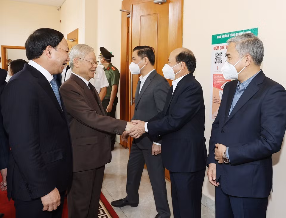 Tổng Bí thư Nguyễn Phú Trọng với các cán bộ trong Ban Thường vụ Tỉnh ủy và lãnh đạo chủ chốt tỉnh Quảng Ninh. (Ảnh: Trí Dũng/TTXVN)
