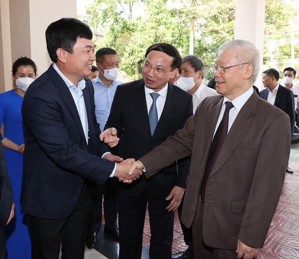 Tổng Bí thư Nguyễn Phú Trọng với lãnh đạo chủ chốt tỉnh Quảng Ninh. (Ảnh: Trí Dũng/TTXVN)