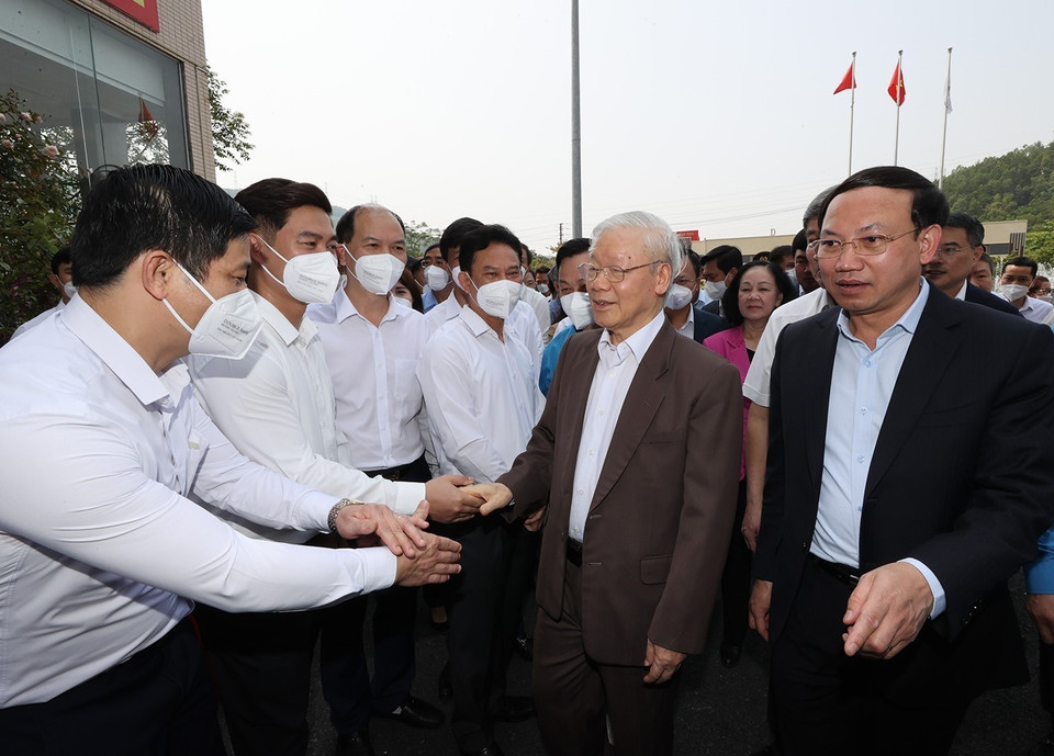 Tổng Bí thư Nguyễn Phú Trọng thăm, động viên cán bộ, công nhân Công ty Cổ phần than Vàng Danh-Vinacomin tại khu tập thể 314 trước khi vào ca sản xuất. (Ảnh: Trí Dũng/TTXVN)