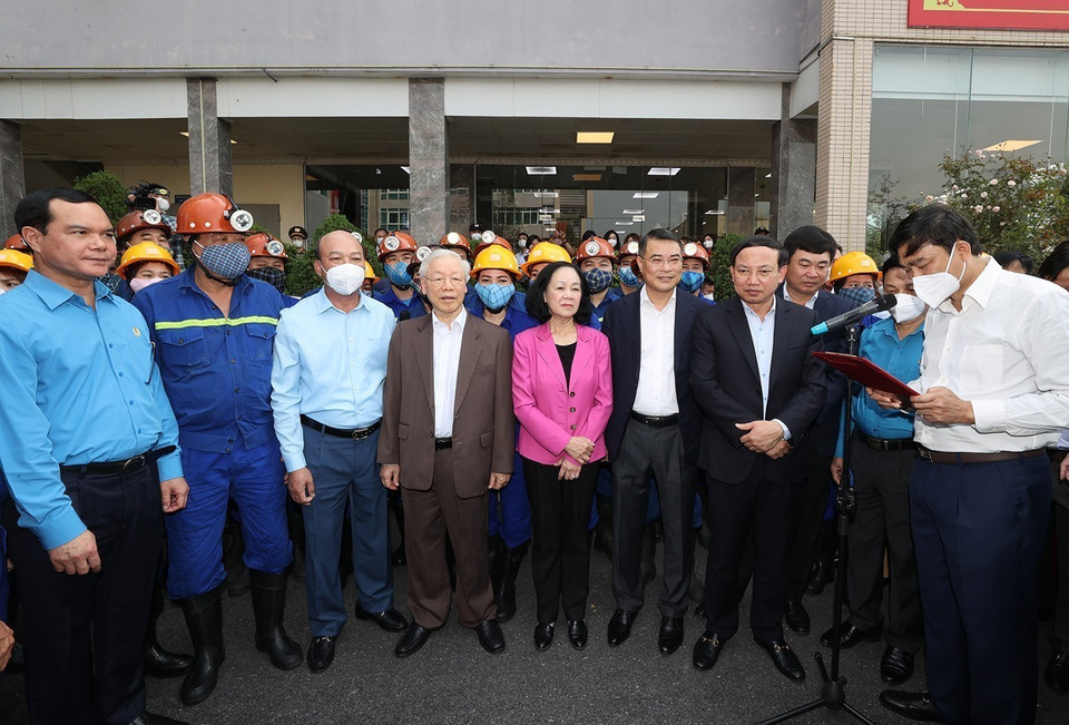 Tổng Bí thư Nguyễn Phú Trọng thăm, động viên cán bộ, công nhân Công ty cổ phần than Vàng Danh-Vinacomin tại khu tập thể 314 trước khi vào ca sản xuất. (Ảnh: Trí Dũng/TTXVN)