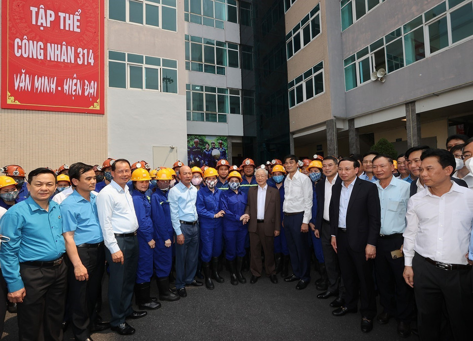 Tổng Bí thư Nguyễn Phú Trọng và các đại biểu chụp ảnh chung với cán bộ, công nhân Công ty cổ phần than Vàng Danh-Vinacomin tại khu tập thể 314. (Ảnh: Trí Dũng/TTXVN)