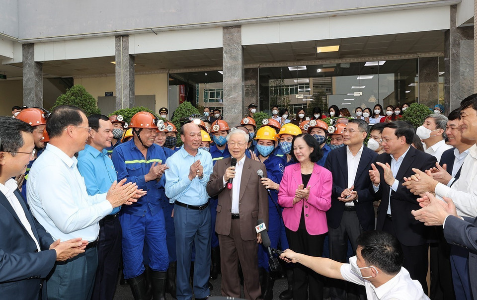 Tổng Bí thư Nguyễn Phú Trọng nói chuyện với cán bộ, công nhân Công ty cổ phần than Vàng Danh-Vinacomin tại khu tập thể 314 trước khi vào ca sản xuất. (Ảnh: Trí Dũng/TTXVN)