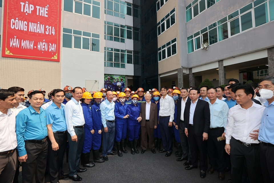 Tổng Bí thư Nguyễn Phú Trọng với cán bộ, công nhân Công ty cổ phần than Vàng Danh-Vinacomin. (Ảnh: Trí Dũng/TTXVN)